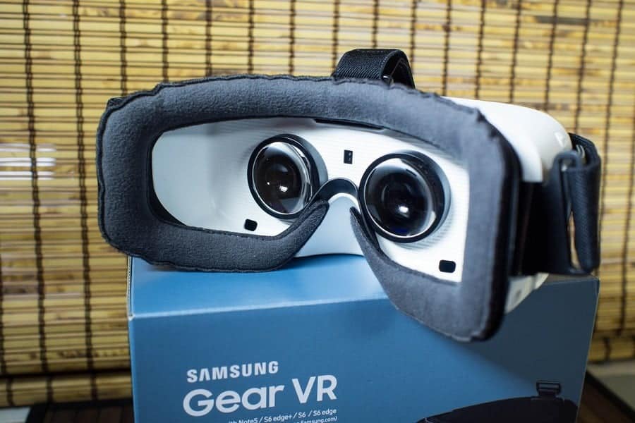 White Samsung Gear VR on its Blue Package