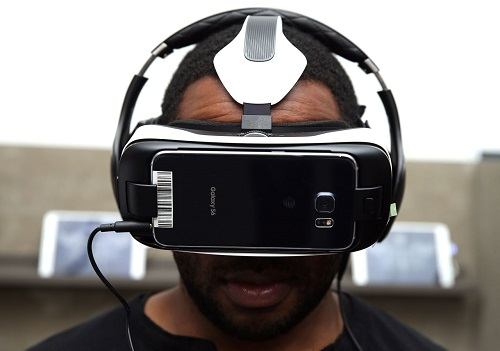 Man Using Samsung Gear VR with Samsung Galaxy S6